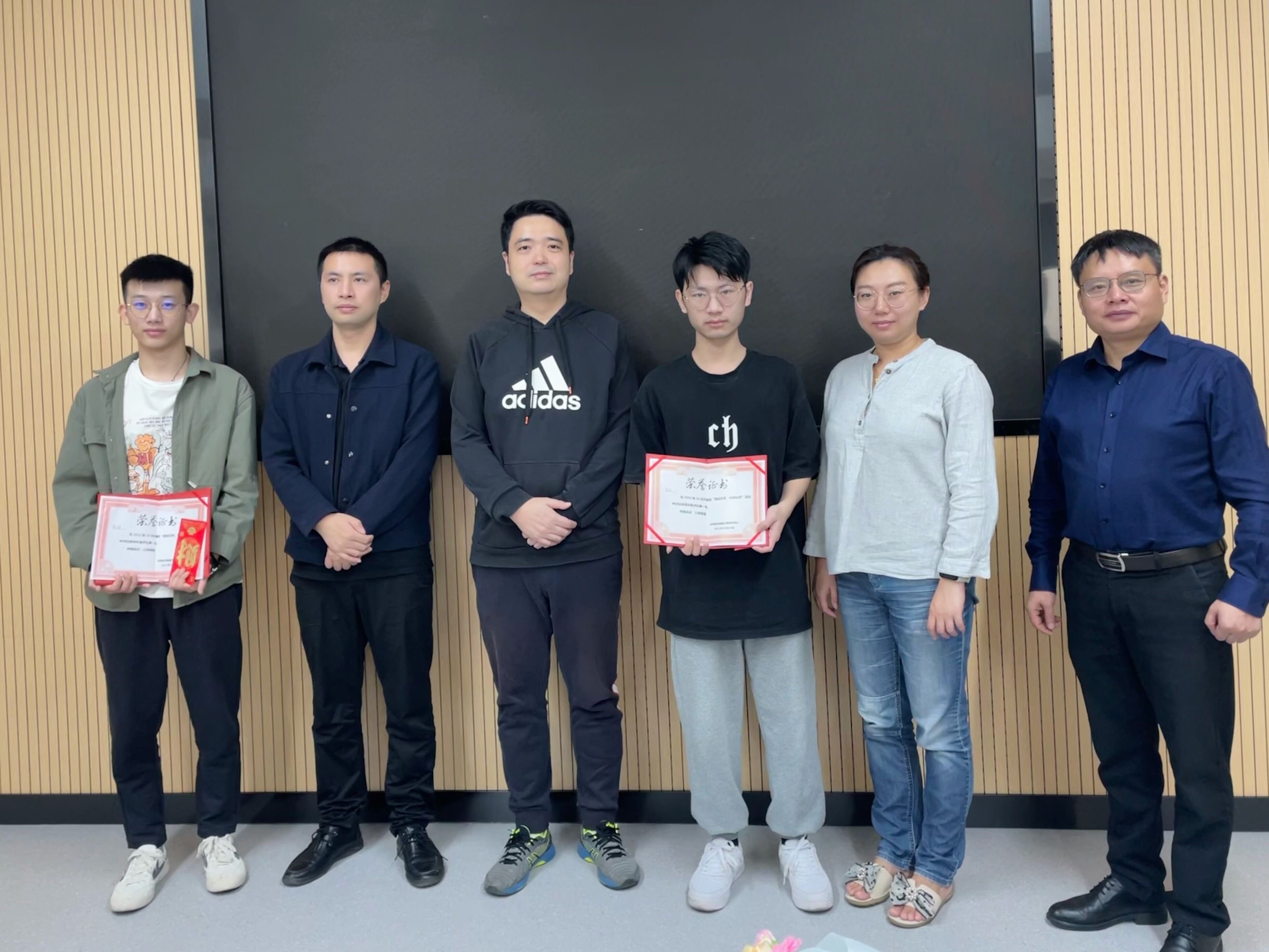 可穿戴与健康计算实验室组织“科研比武”