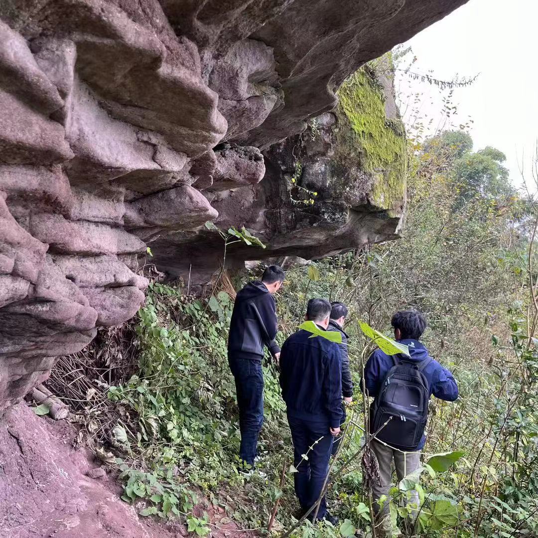 实地考察：合川区三个危岩带监测设备部署