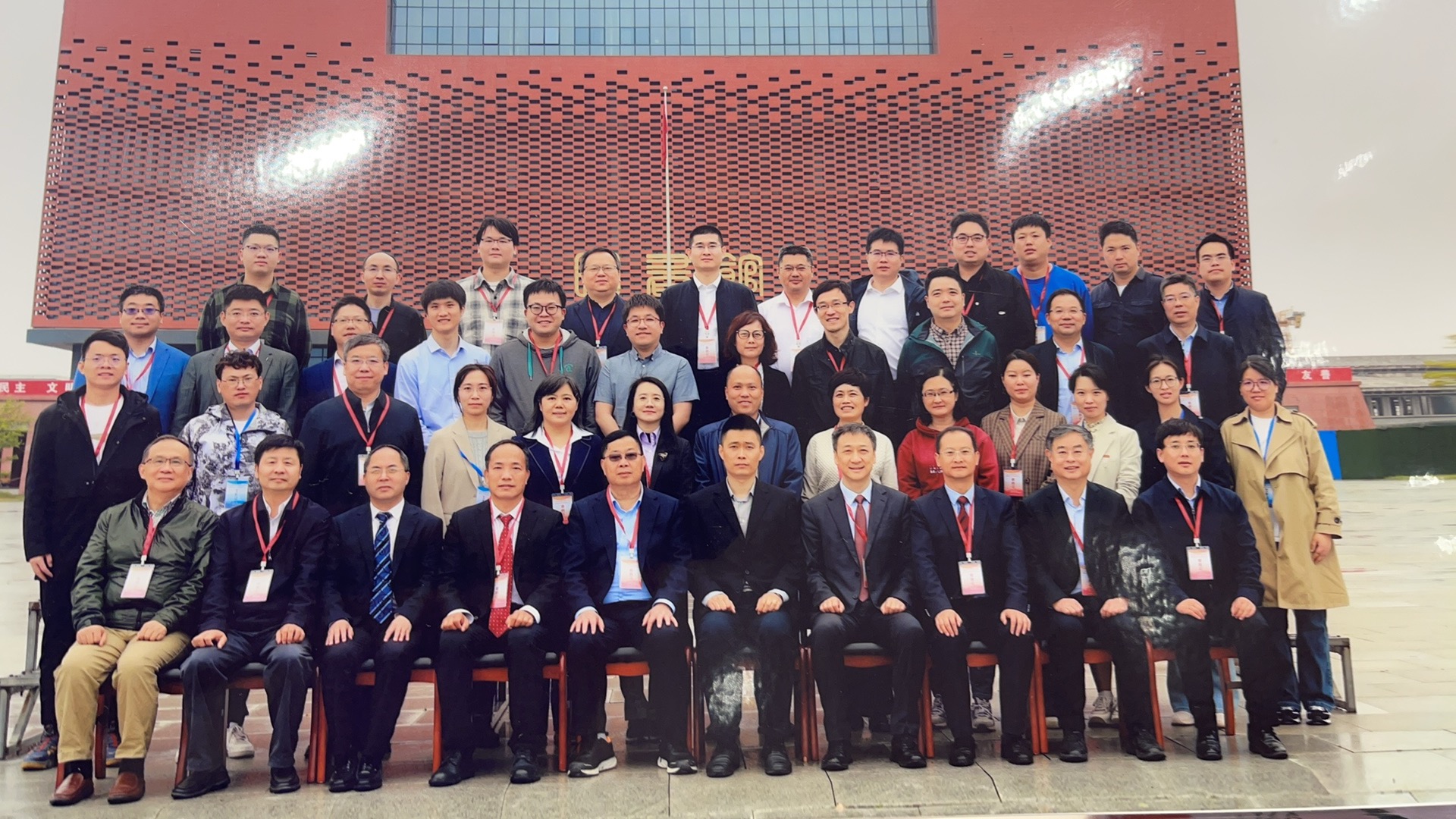 张衡教授受邀前往郑州中原工学院学术交流，并参加织物电子学术会议