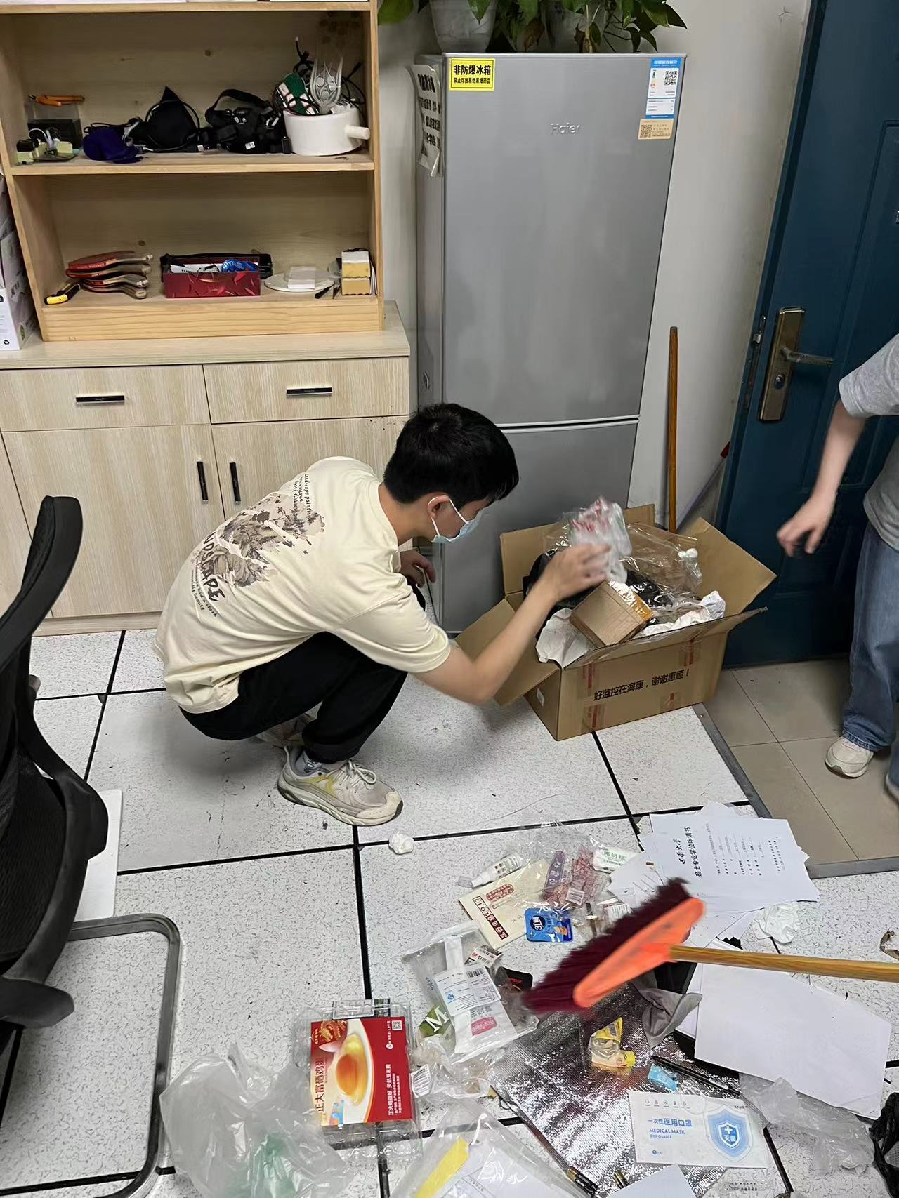 实验室举行大扫除！