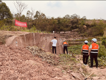 张衡教授携学生开展危险岩石体原位多维特征评测实验
